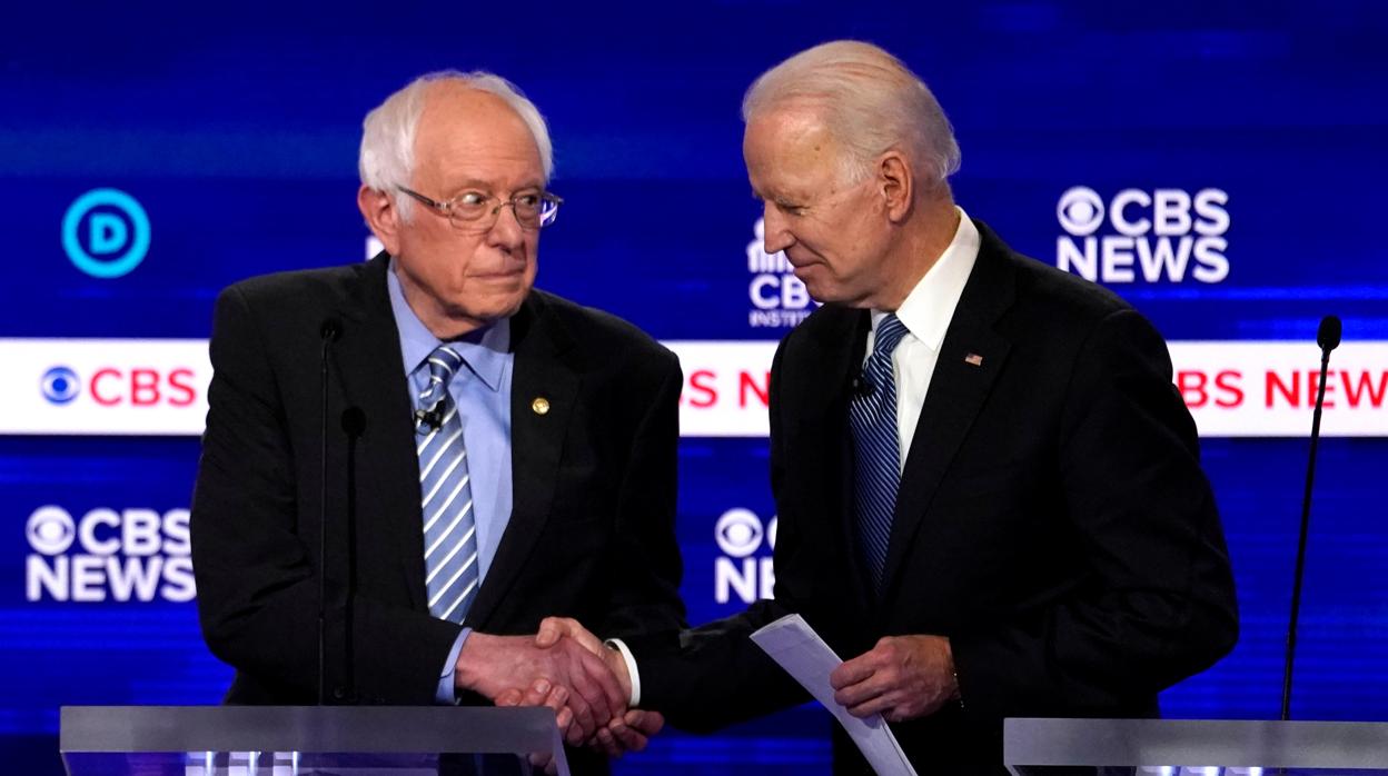 Sanders (izquierda) y Biden, en el último debate demócrata celebrado el pasado mes de febrero