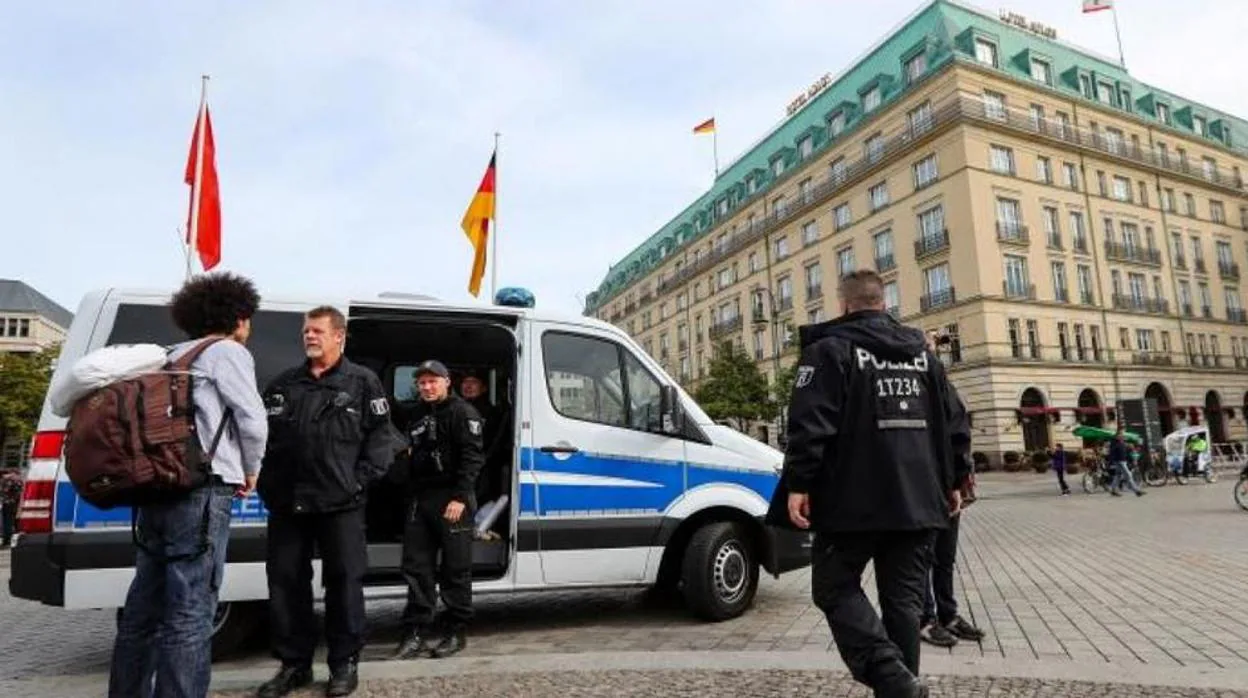 La policía confirmó un ataque incendiario contra el vehículo de la marca Skoda hacia las dos de la madrugada en el barrio de Berlín-Charlottenburg