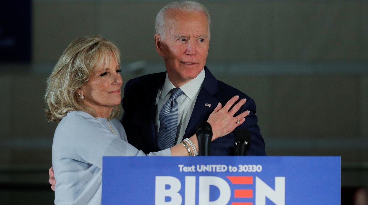 Joe Biden, con su esposa Jill durante un discurso en Filadelfia tras su triunfo del pasado martes