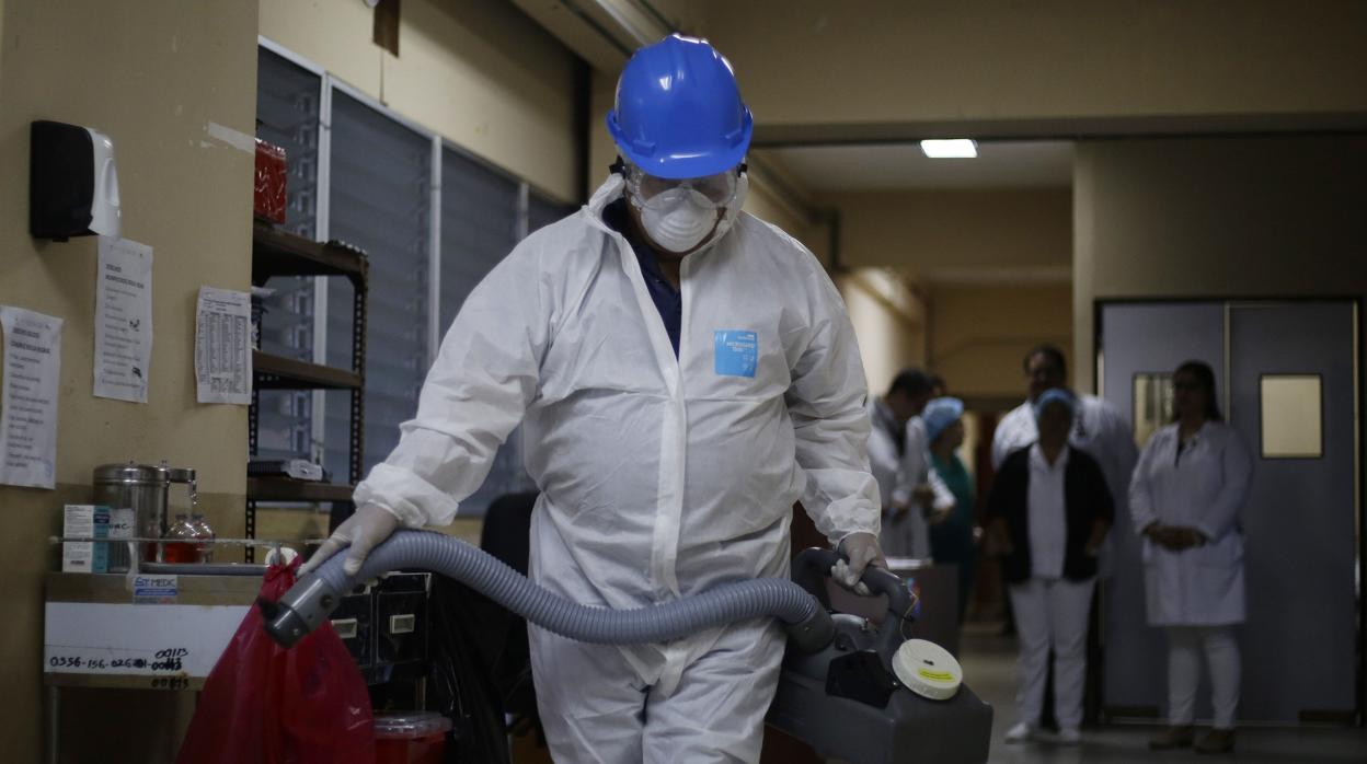 Un operario realiza labores de limpieza en un hospital de El Salvador