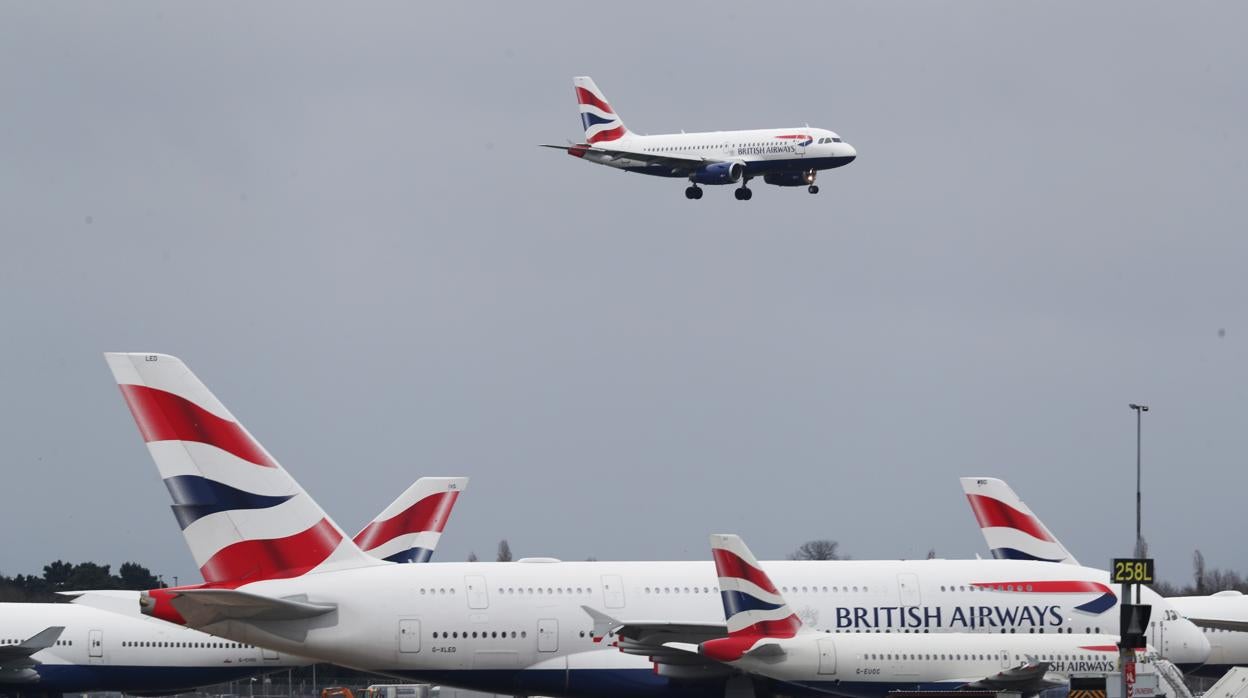 Un avión se dispone a aterrizar en el aeropuerto de Heathrow