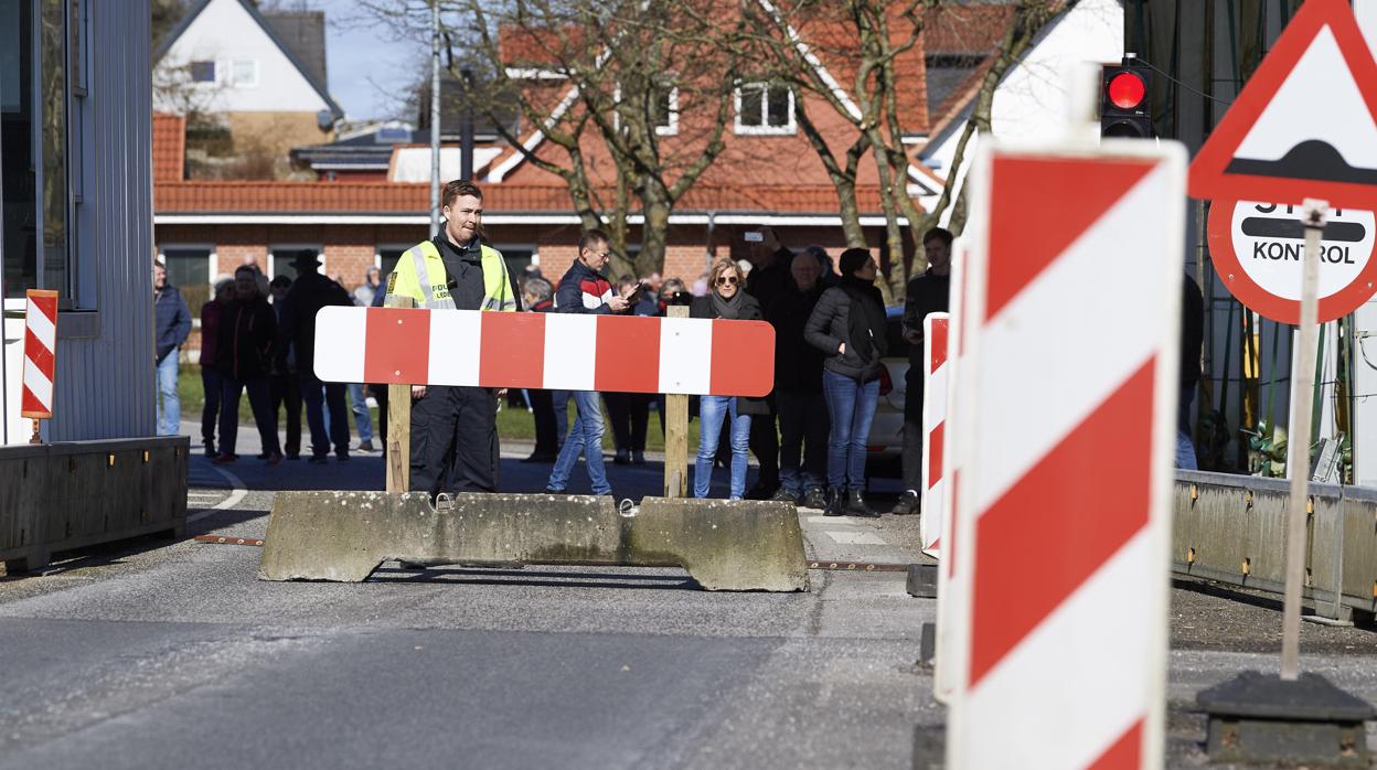 Un oficial de policía se encuentra en el puesto de control 'Padborg' desde Alemania a Dinamarca, que está cerrado