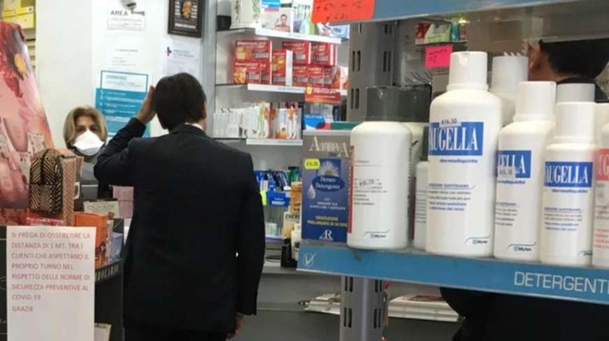 Imagen de Conte (de espaldas) captada por un usuario en una farmacia de Roma