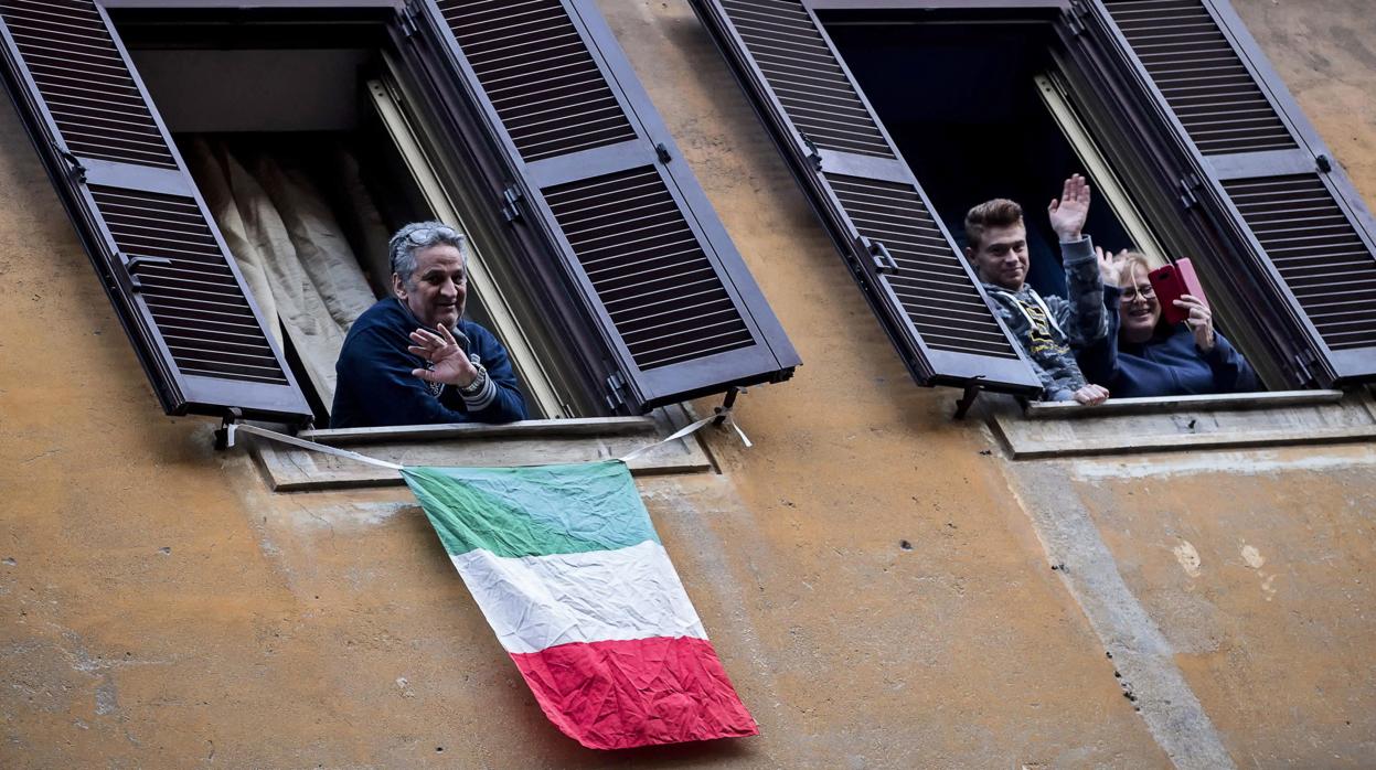 Las personas cantan desde los balcones de sus casas en Italia ante la cuarentena obligatoria