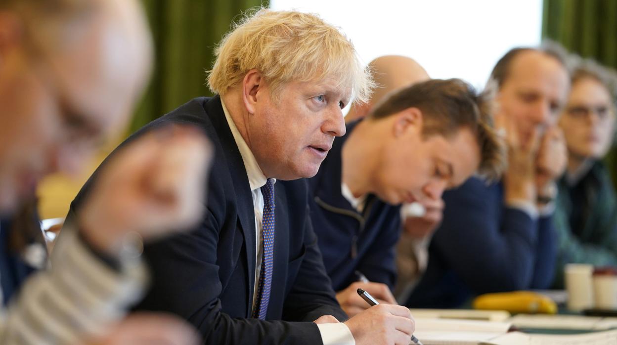 Boris Johnson preside una reunión sobre coronavirus con el asesor científico jefe Patrick Vallance y el profesor de medicina principal de Inglaterra, Chris Whitty