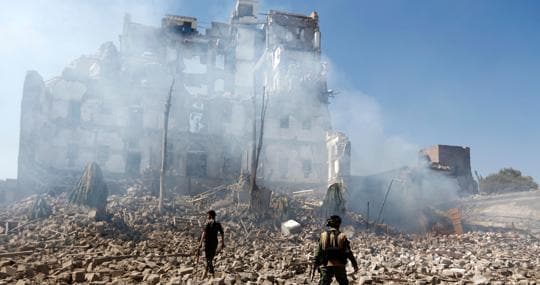 Un edificio en la capital de Yemen atacado por la aviación saudí