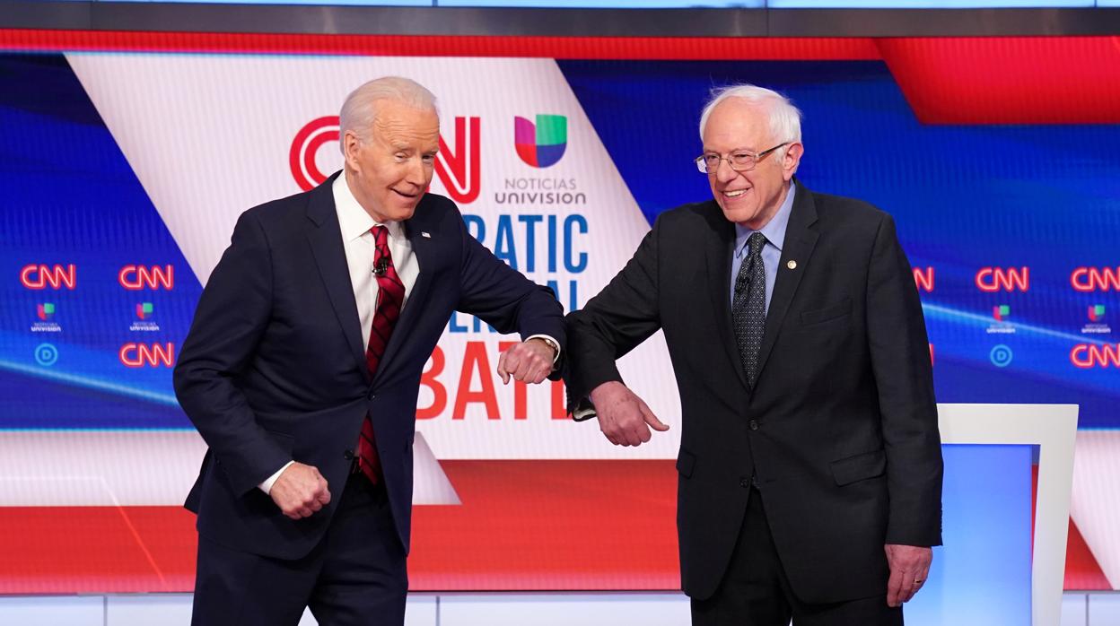 Joe Biden y Bernie Sanders, durante el debate de este domingo