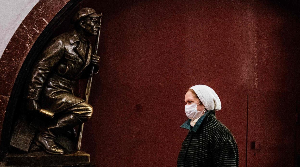 Un hombre utiliza una mascarilla para protegerse del coronavirus en el metro de Moscú