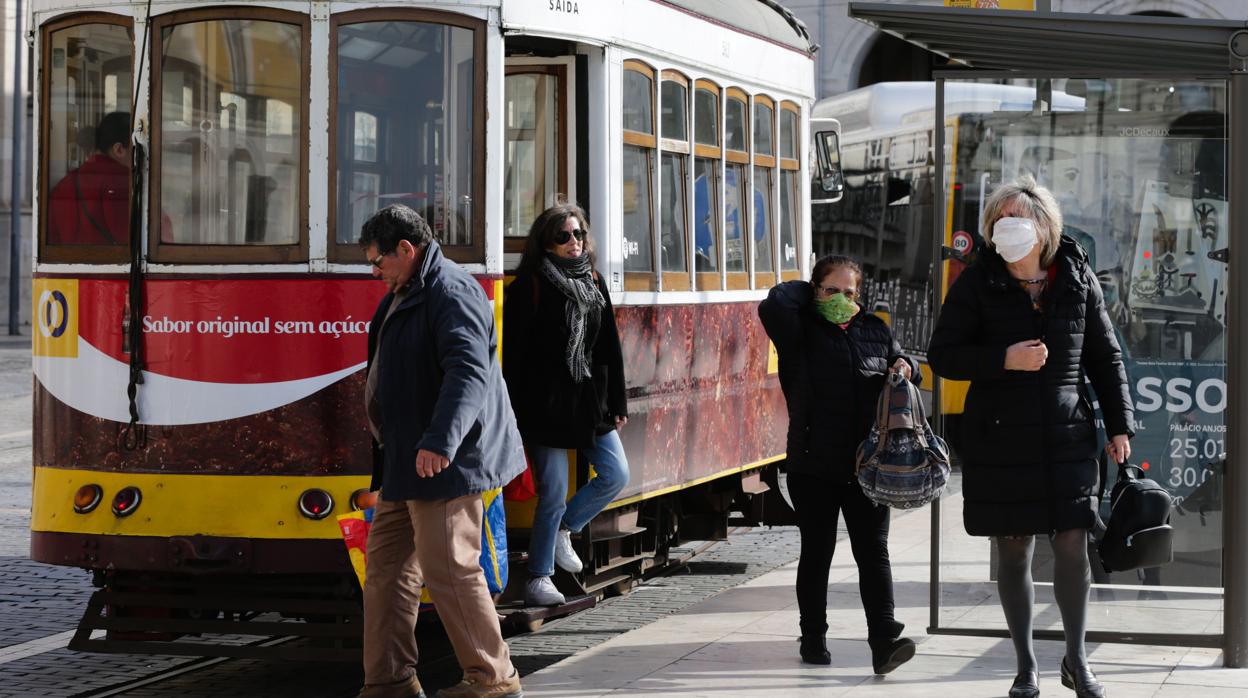 Dos mujeres caminan con mascarillas por las calles de Lisboa