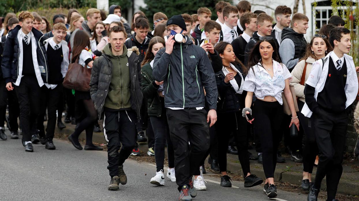 Alumnos de secundaria tras el cierre de las clases en Odiham, al oeste de Londres