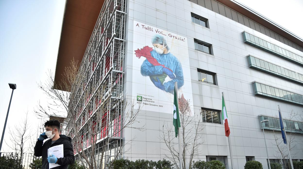 Imagen de un ciudadano de Bérgamo (Italia) en los alrededores del hospital