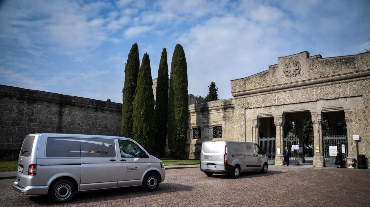 Coches fúnebres en el cementerio de Bérgamo