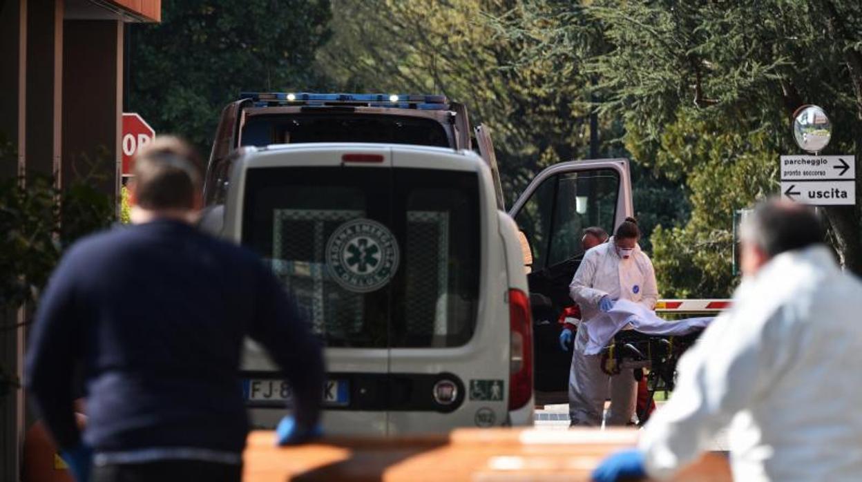 Una ambulancia llega a un hospital de Bérgamo, Italia, este sábado 21 de marzo de 2020