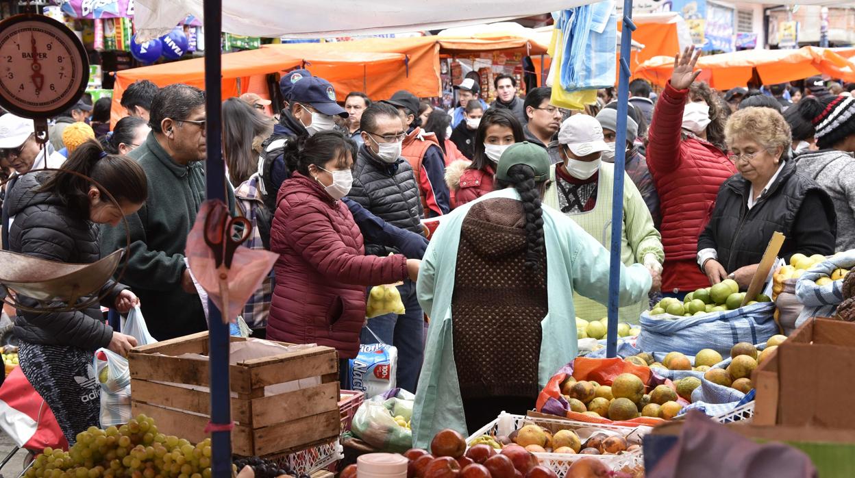 Gente comprando en un mercado de La Paz (Bolivia)