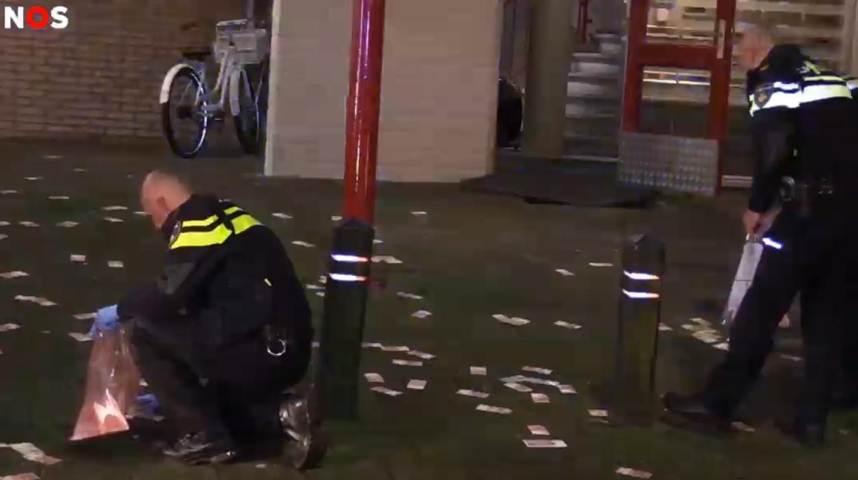 Un hombre comienza a lanzar billetes por la ventana después de que se declarara un incendio en su bloque