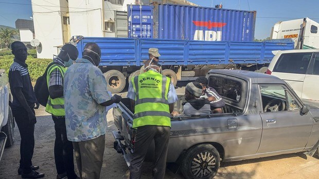 Hallan muertos 64 migrantes en el interior de un camión en Mozambique