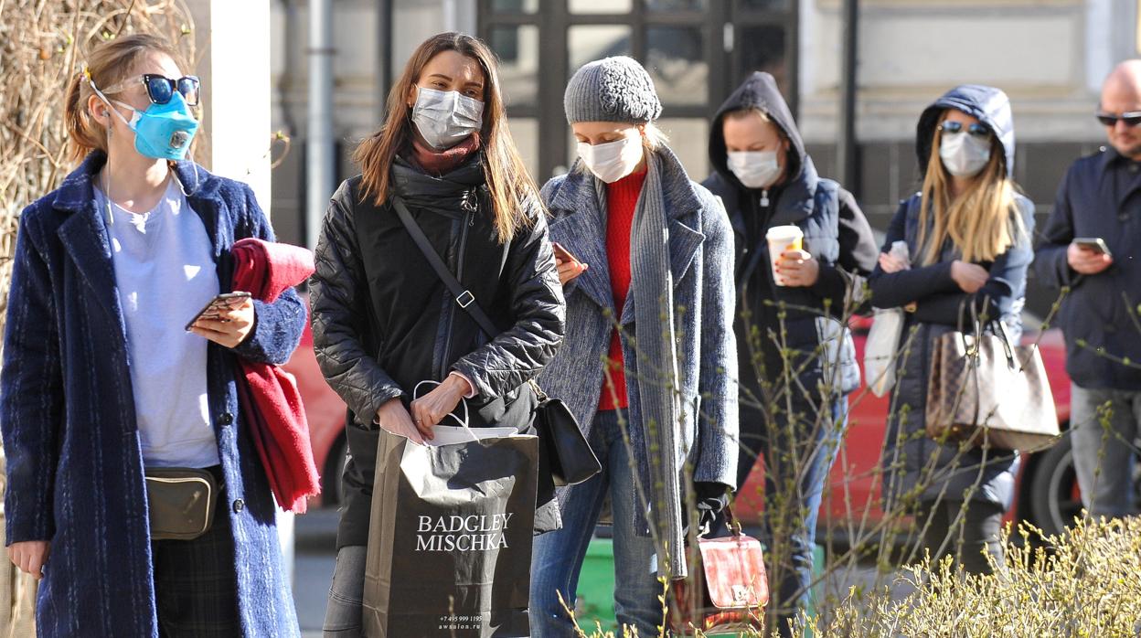 Un grupo de personas hace cola para realizarse la prueba del coronavirus en Moscú