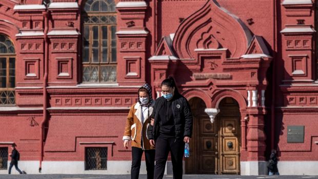 El coronavirus llega al Kremlin y pone en alerta a Putin