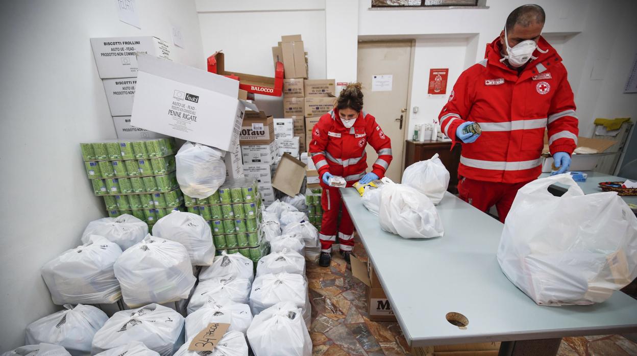 La Cruz Roja italiana prepara bolsas con alimentos para los vecinos confinados de Civitavecchia, cerca de Roma