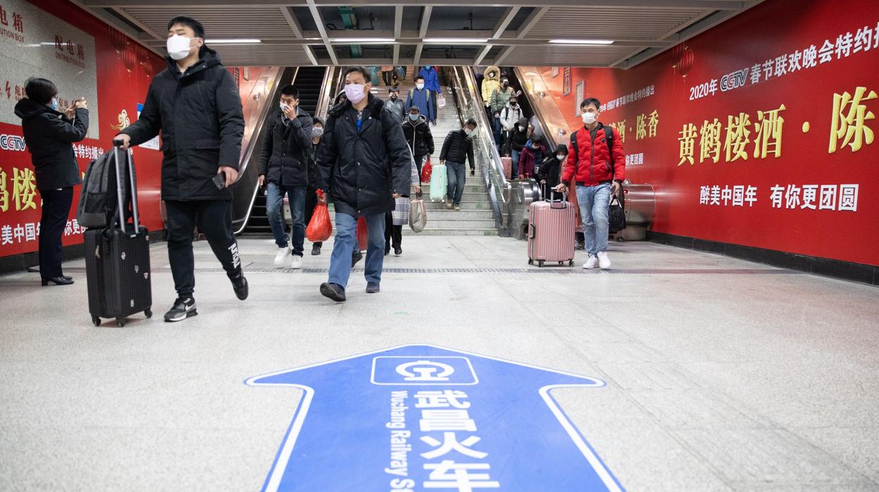 Pasajeros con mascarillas cogen el metro de Wuhan tras la crisis del coronavirus