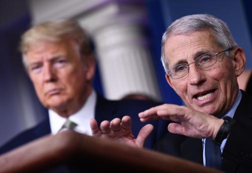 El director del Instituto Nacional de Alergias y Enfermedades Infecciosas, Anthony Fauci, junto a Donald Trump durante una rueda de prensa