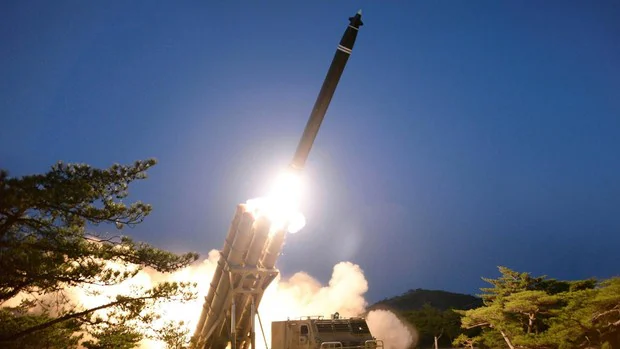 Corea del Norte afirma haber probado con éxito una lanzadera múltiple de cohetes «súper grande»