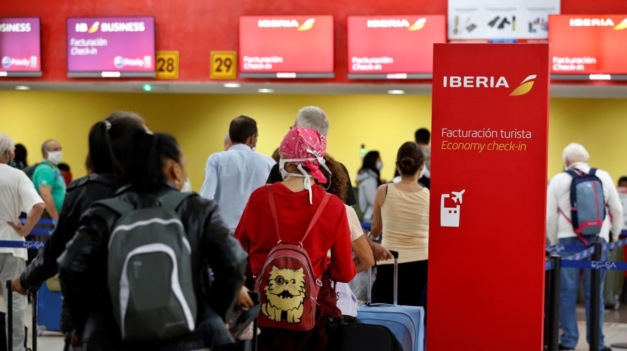 Un grupo de turistas hacen fila para el chequeo de emigración en el aeropuerto Internacional José Martí de la Habana