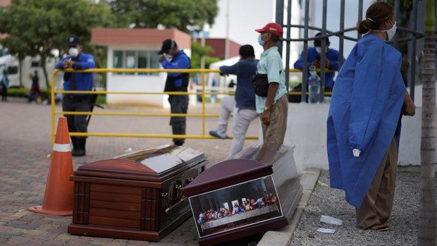 Pesadilla en Guayaquil: cadáveres en las calles y servicios sanitarios desbordados