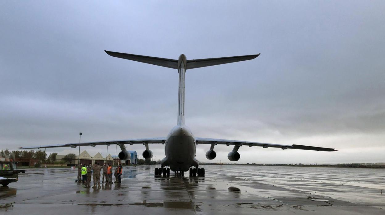 Un avión con material sanitario en la base de Torrejón