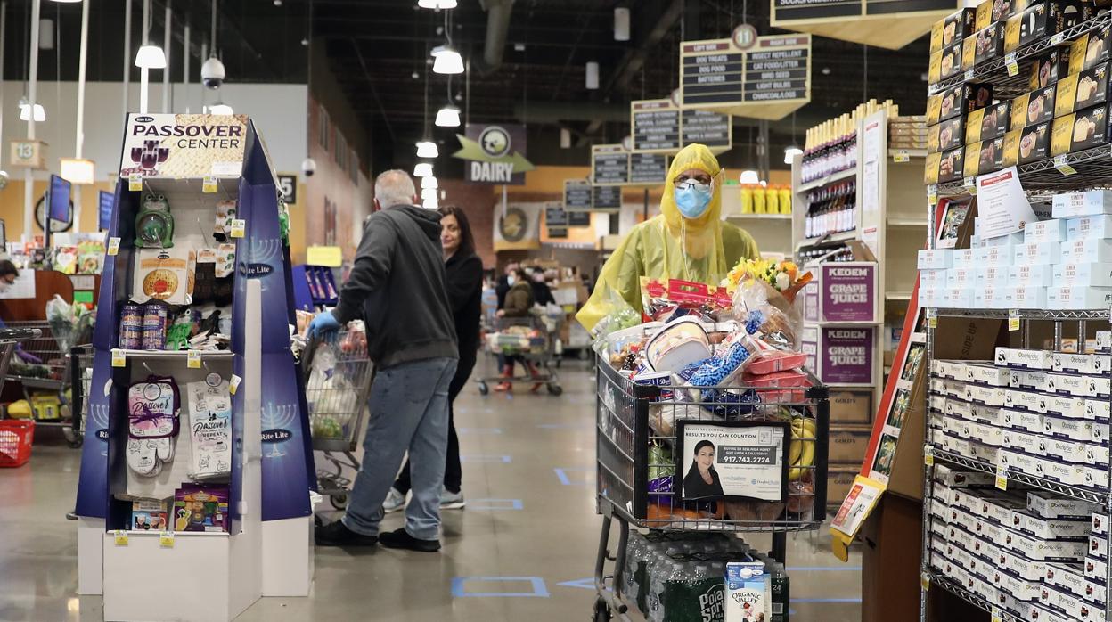 Una mujer hace las compras en un supermercado de Nueva York