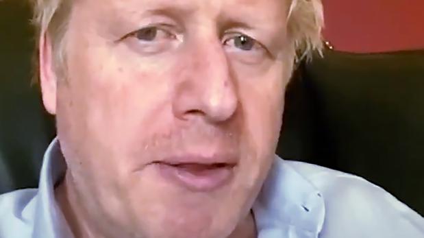 Mejora el estado de Boris Johnson, que se ha sentado en su cama del hospital