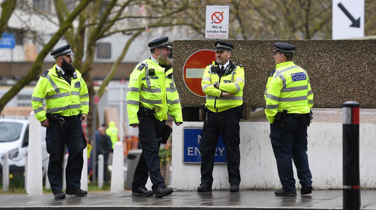 Funcionarios de la policía británica frente al hospital St.Thomas's