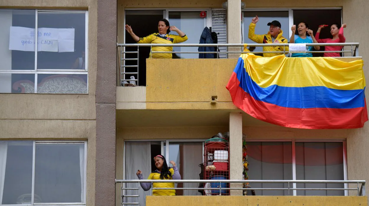 Ciudadanos de Bogotá bailan en sus balcones