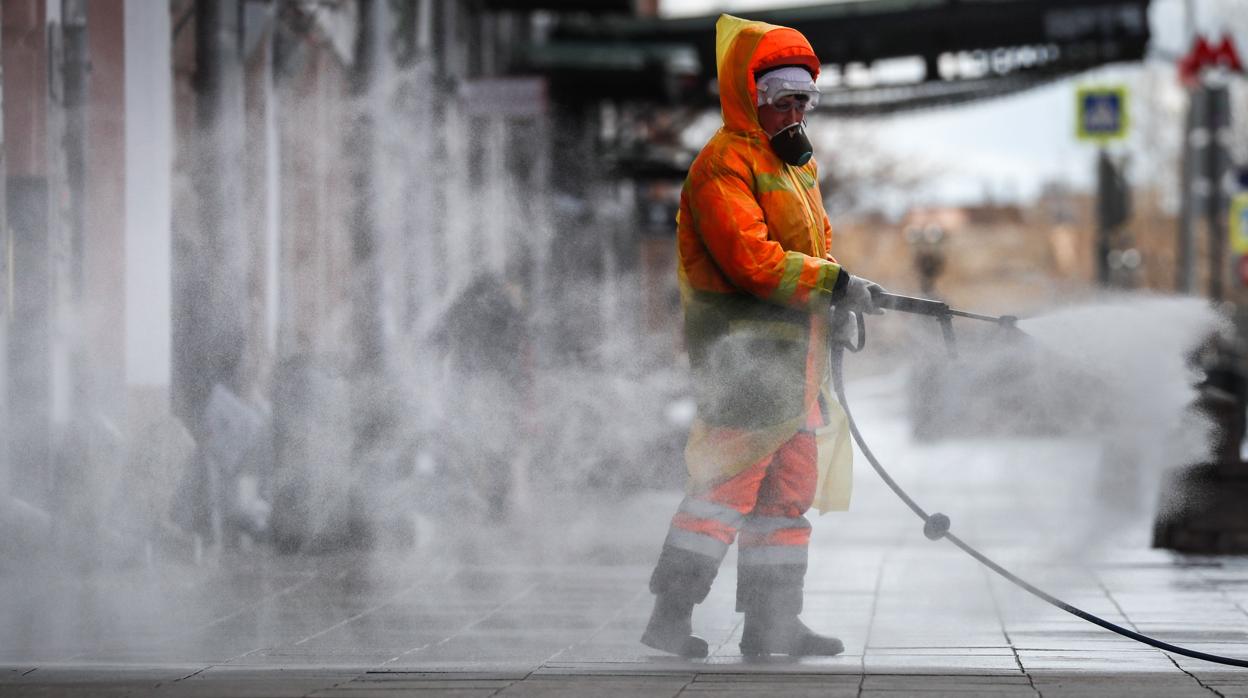 Un trabajador municipal de Moscú desinfecta una de las calles de la ciudad rusa