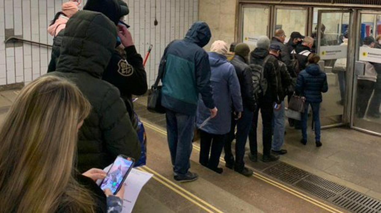 Transeúntes hacen fila para entrar a la estación de metro es Moscú