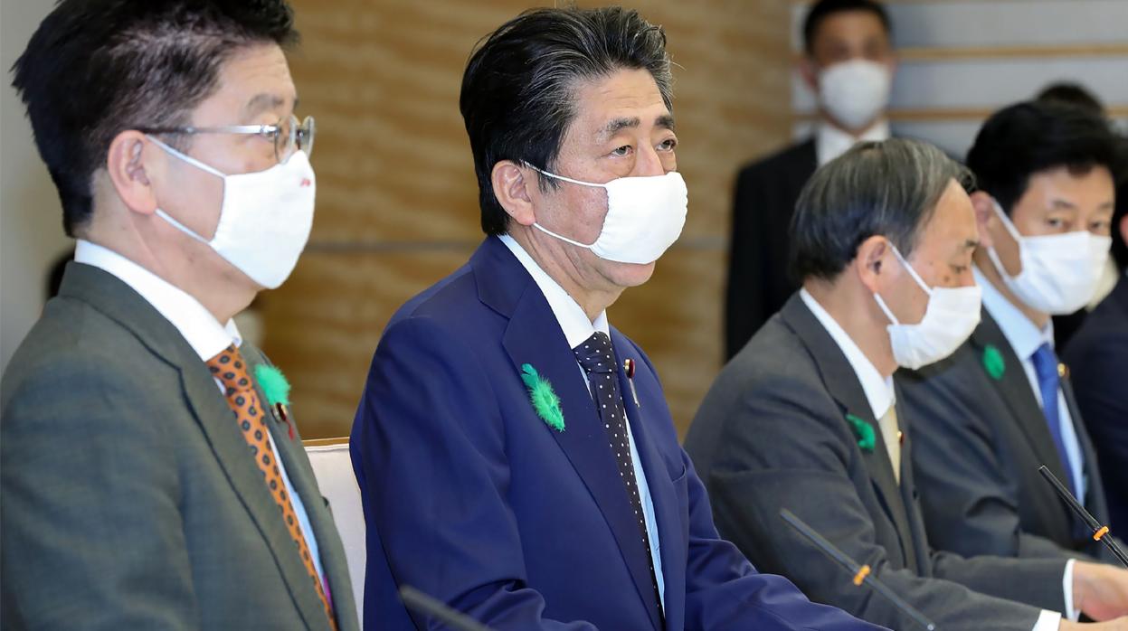 Shinzo Abe (segundo por la izquierda), durante una reunió del grupo de trabajo para el coronavirus