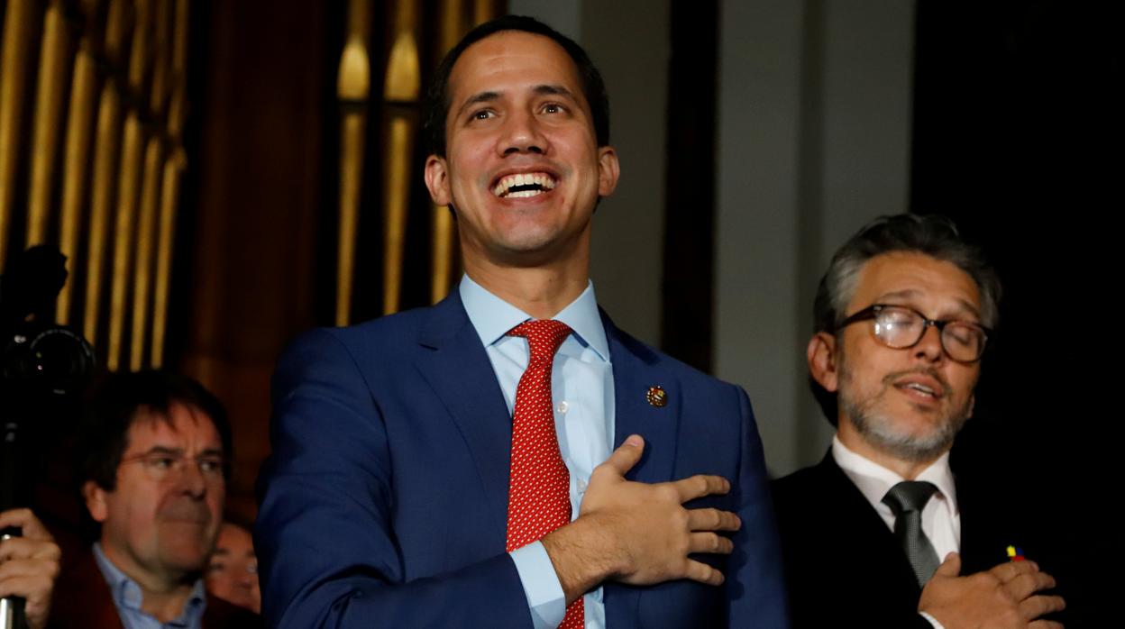 Guaidó anuncia una ayuda de 100 dólares mensuales para el personal sanitario en Venezuela