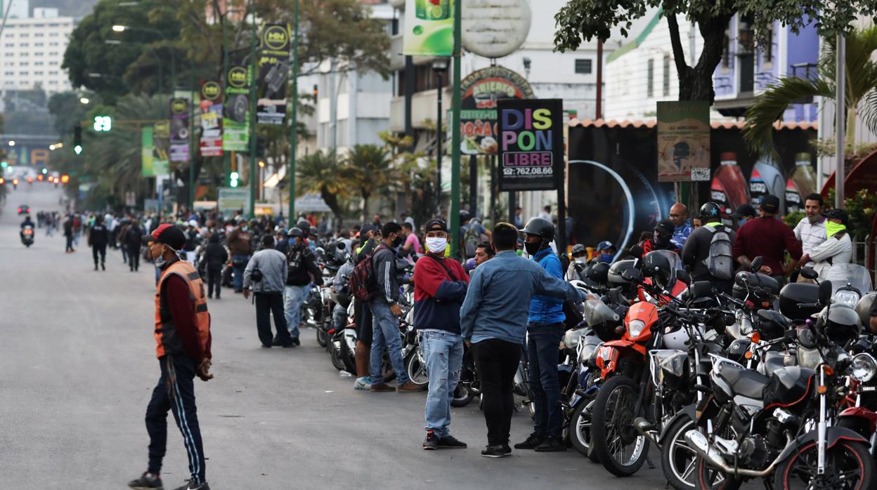 Cola de motoristas para repostar en Caracas