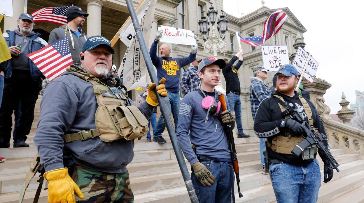 Protesta contra la cuarentena en el Capitolio de Lansing, capital de Míchigan