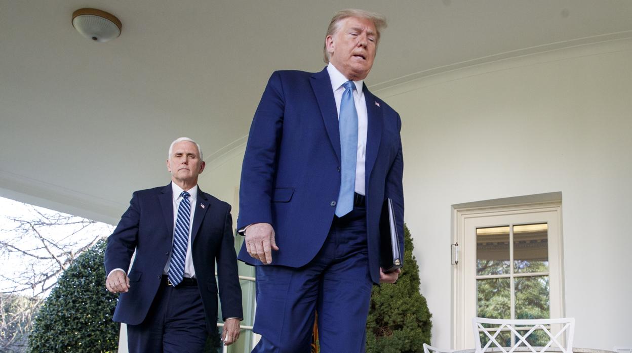 Trump y su vicepresidente saliendo del Despacho Oval