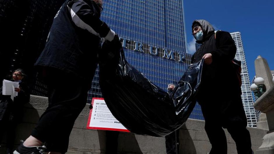 Dejan bolsas de cadáveres falsas frente a propiedades de Trump en protesta por su gestión del coronavirus