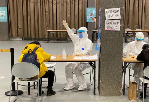 Al llegar a Pekín, los pasajeros son registrados de nuevo antes de llevarlos a sus casas o a un hotel para que cumplan una cuarentena de dos semanas