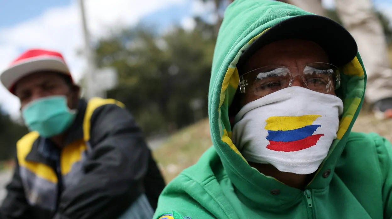Un hombre se protege con una mascarilla del coronavirus en Bogotá