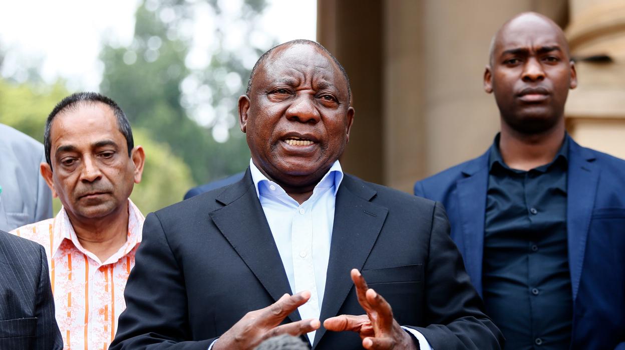 El presidente de sudáfrica, Cyril Ramaphosa, atiende a la prensa tras reunirse con los líderes de los diferentes partidos políticos