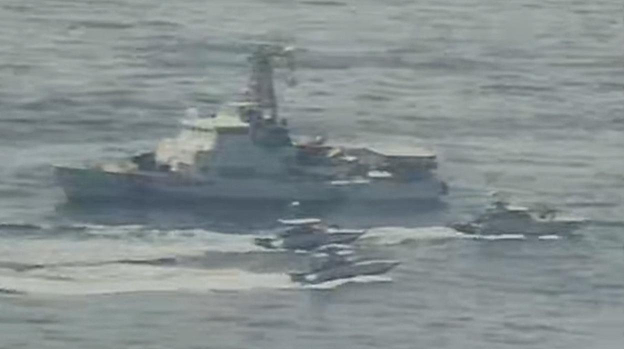 Imagen de la U.S. Navy que muestra supuestamente a lanchas de la Guardia Revolucionaria iraní acosando a un buque de Estados Unidos