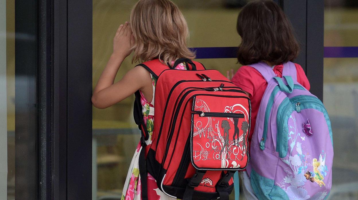 Niños, fuera de un colegio de Estrasburgo