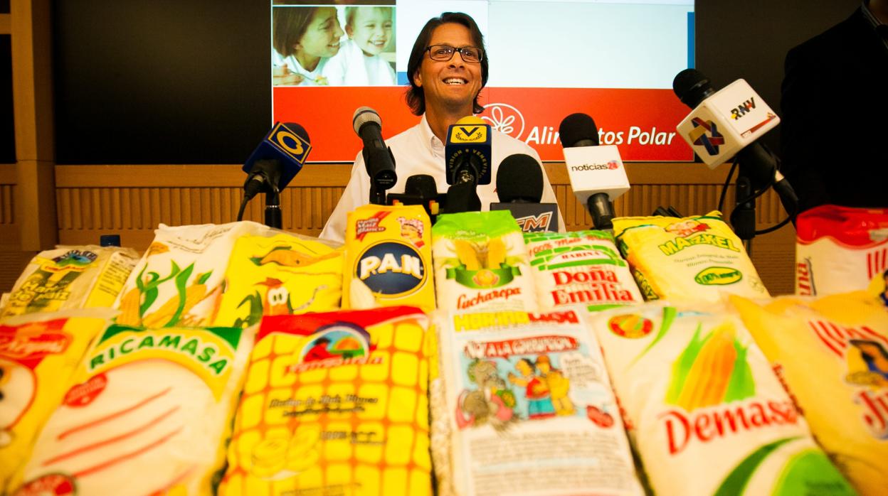 El presidente de Empresas Polar, Lorenzo Mendoza, ofrece una rueda de prensa. Foto de archivo de 2013