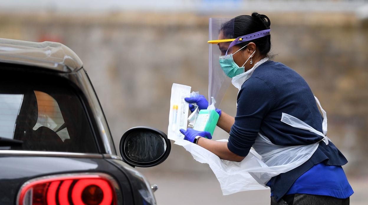 Una trabajadora sanitaria explica en Londres el funcionamiento de los test