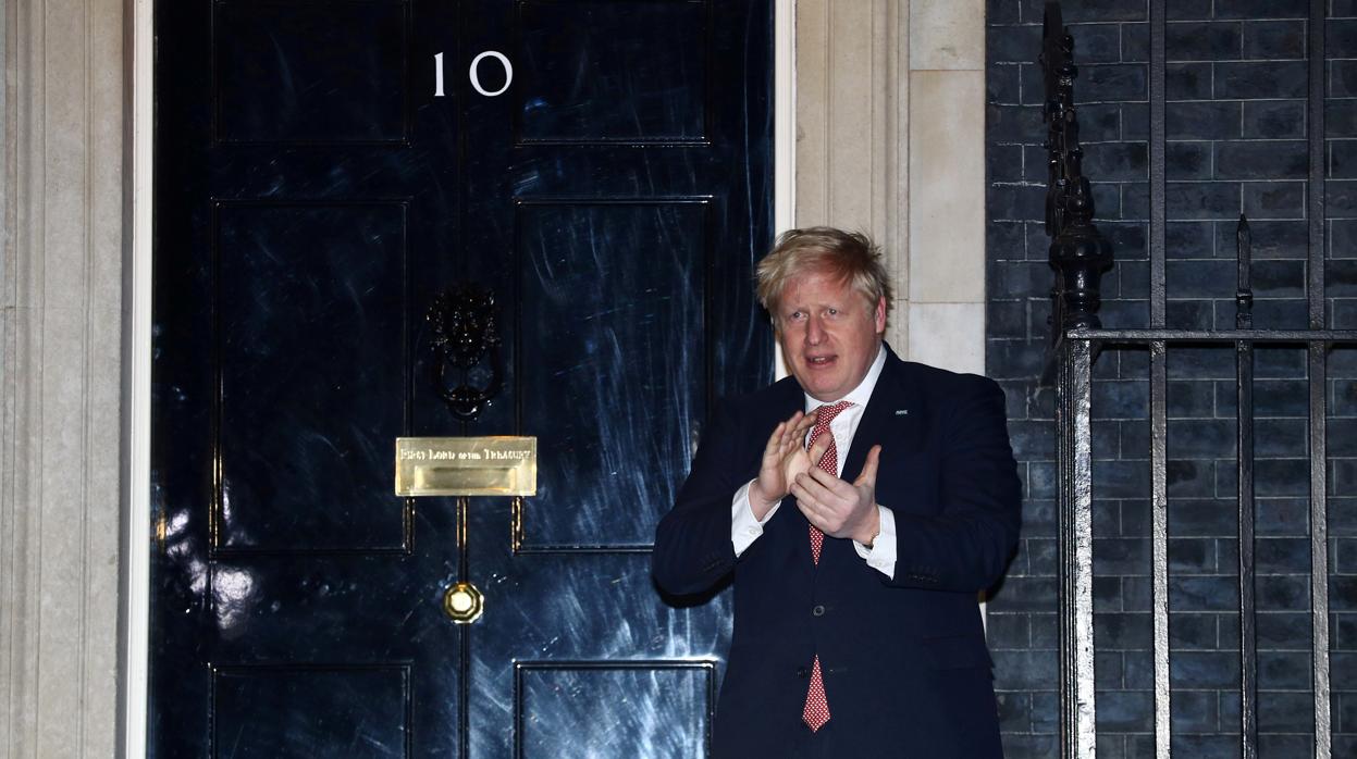 El primer ministro británico aplaude a los sanitarios desde las puertas del Downing Street