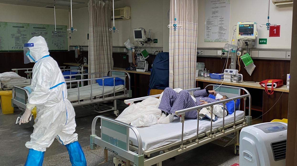 Un sanitario atiende a un paciente en el Hospital 7 de Wuhan